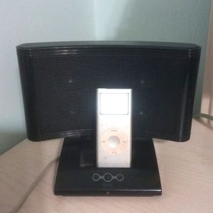 IPod nano 4GB 1st edition , speaker and charger